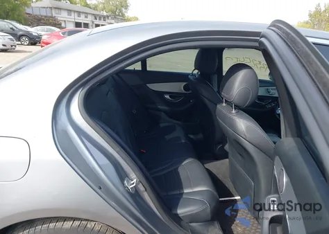 2015 Mercedes-Benz C 300 4Matic из США, поврежденный, VIN 55SWF4KB9FU077537